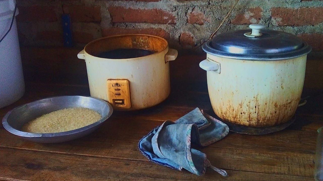 Equipos en una cocina en el campo cubano.