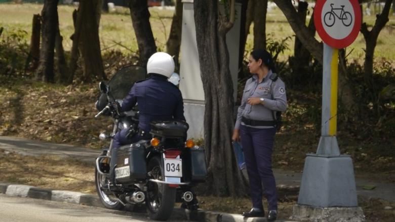 Dos agentes de Policía en Cuba.