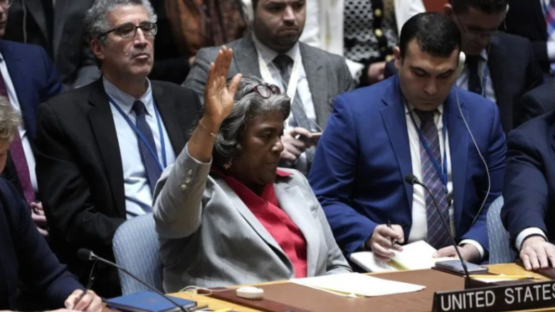 Linda Thomas-Greenfield, representante de EEUU ante el Consejo de Seguridad de la ONU, en una votación.