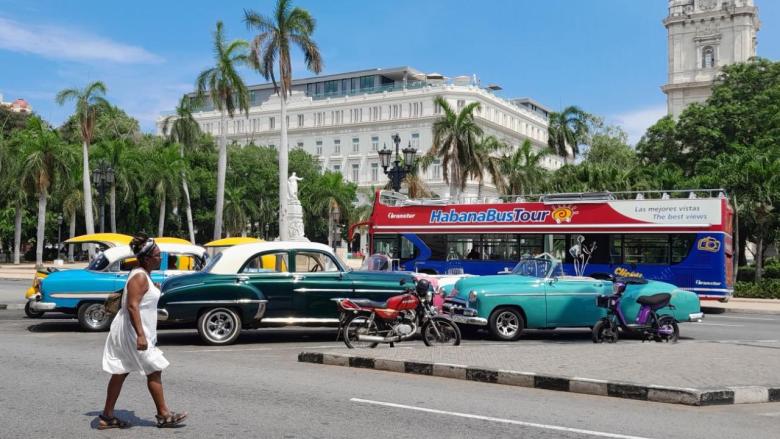 Vehículos para el turismo en el Parque Central de La Habana.