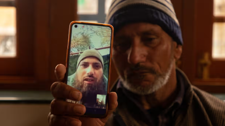 Un indio de Cachemira reclutado por Rusia en Ucrania durante una videollamada con su padre.