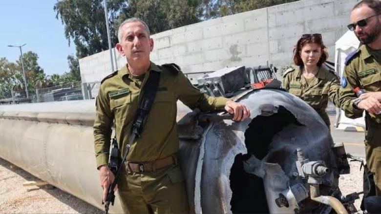 Daniel Hagari, portavoz militar de Israel, posa junto a un misil balístico iraní lanzado contra Israel.