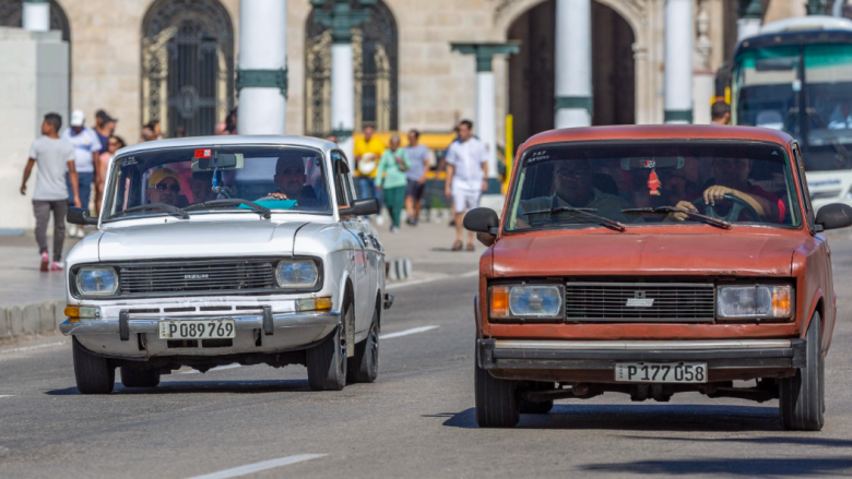 Carros de la antigua URSS en una calle de La Habana.